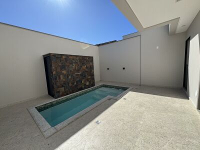 Imagem 0 de Casa geminada alto padrão com piscina e 03 suítes no Bairro Amizade loading=